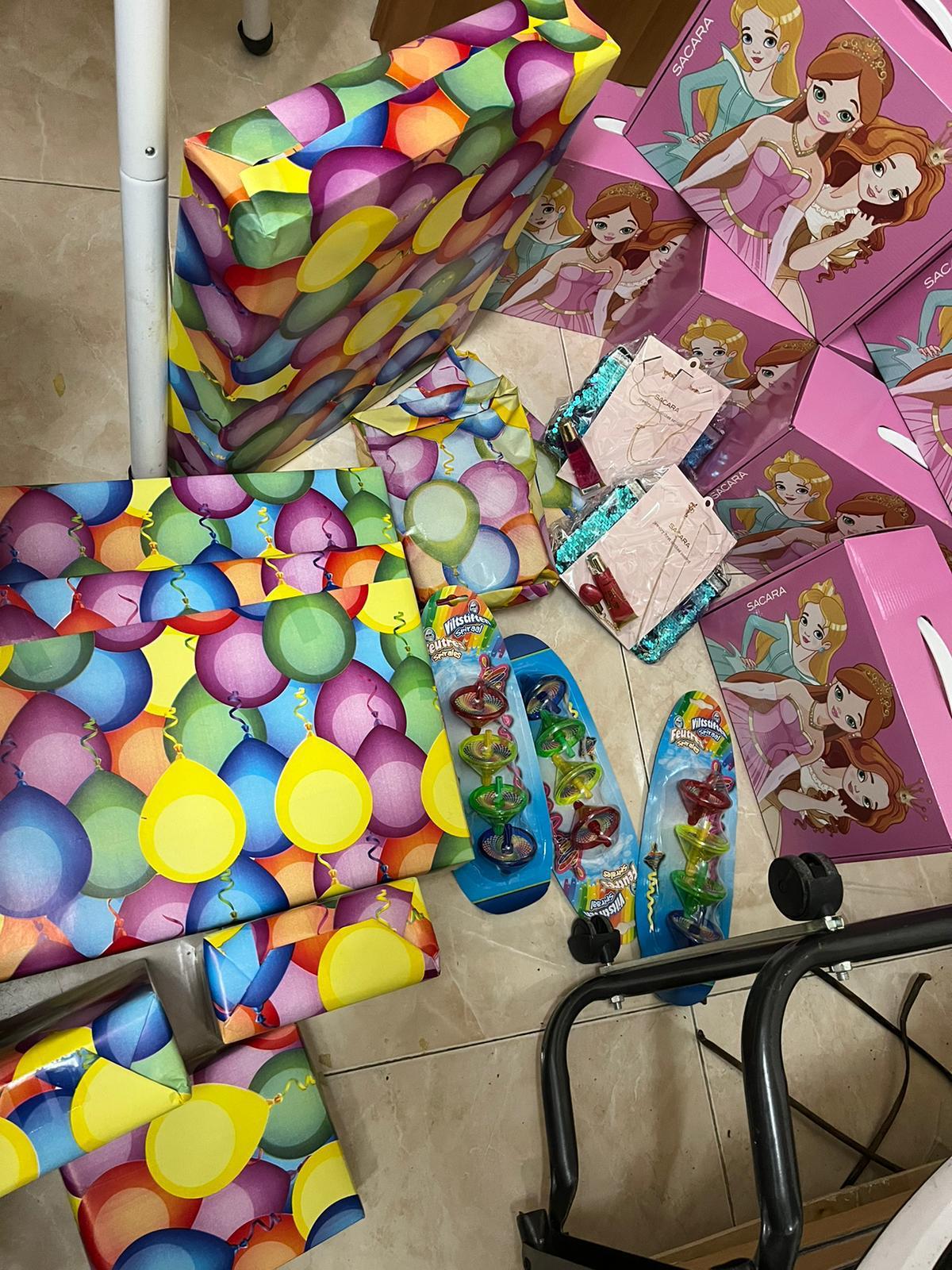 מתנות ארוזות ואביזרים שנאספו לחנוכה.